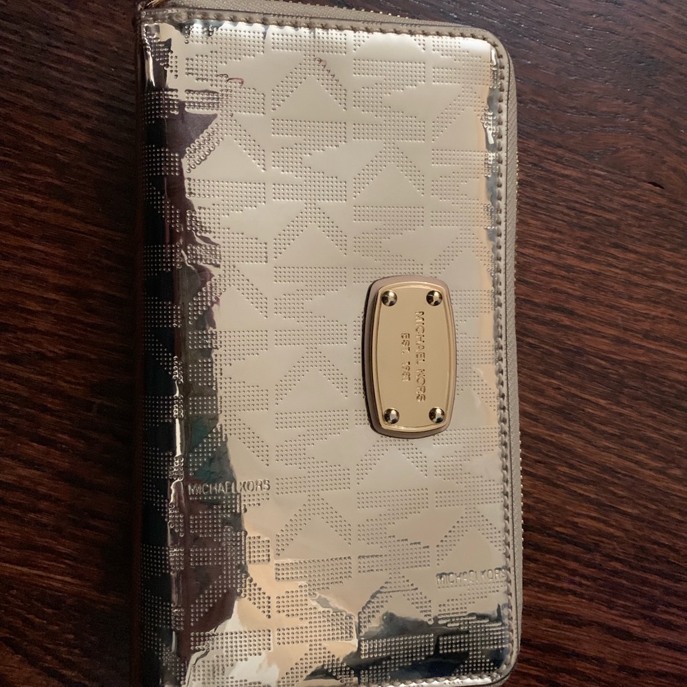 Michael Kors carry all wallet